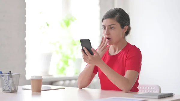 Retrato Jovem Mulher Indiana Reagindo Perda Smartphone — Fotografia de Stock