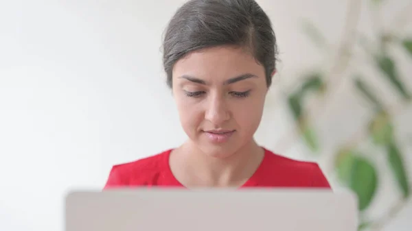 Jovem Mulher Indiana Atraente Trabalhando Laptop Escritório — Fotografia de Stock