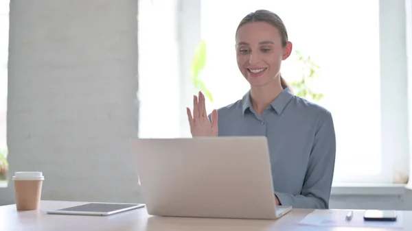 Молода Жінка Говорить Відео Виклик Ноутбука Офісі — стокове фото