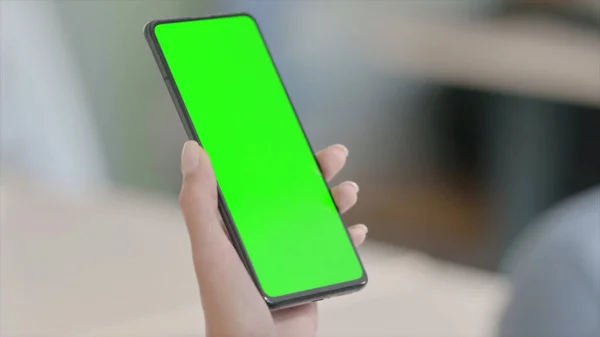 Kreative Junge Frau Nutzt Smartphone Mit Grünem Bildschirm — Stockfoto