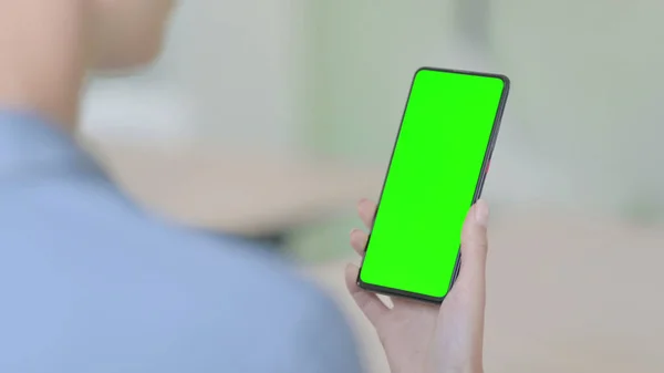Mladá Žena Pomocí Smartphone Zelenou Chroma Key Screen — Stock fotografie