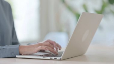 Laptop Klavyesinde Yazan Yaratıcı Genç Kadının Kapanışı