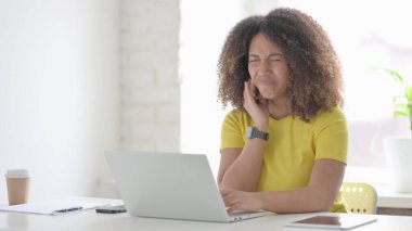 Genç Afrikalı kadın işte diş ağrısı çekiyor