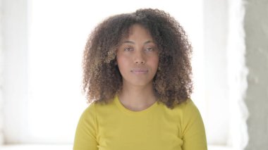 Ciddi Genç Afrikalı Kadın Kameraya Bakıyor