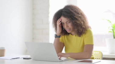 Laptop kullanırken Genç Afrikalı Kadın Bağırıyor