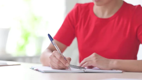 Close Creativo Giovane Donna Indiana Scrittura Lettera — Foto Stock