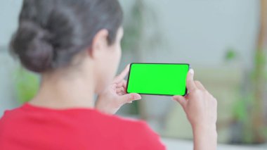 Genç Hintli Kadın Krom Ekran ile Akıllı Telefon İzliyor