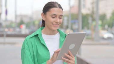 genç kadın dijital tablet açık kullanma