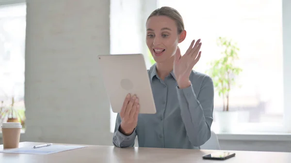 Νεαρή Γυναίκα Κάνει Βιντεοκλήση Στο Tablet Στο Γραφείο — Φωτογραφία Αρχείου