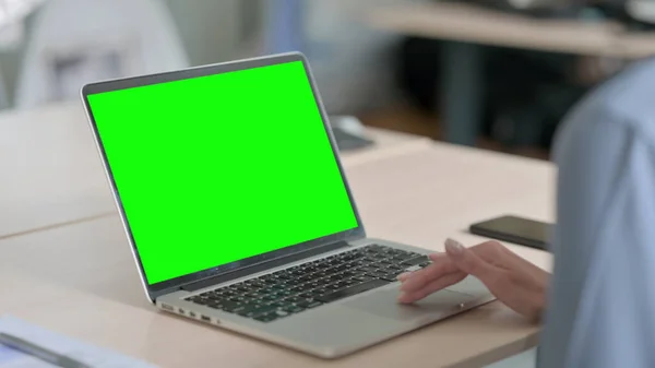 Νεαρή Γυναίκα Που Χρησιμοποιεί Φορητό Υπολογιστή Πράσινη Οθόνη — Φωτογραφία Αρχείου