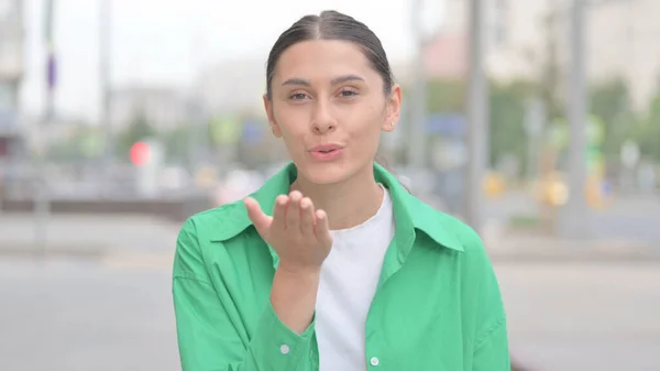 Flying Kiss Loving Young Woman Outdoor — ストック写真