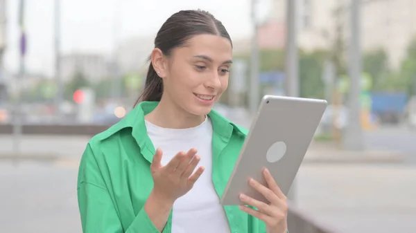 Video Call Tablet Young Woman Outdoor — Photo