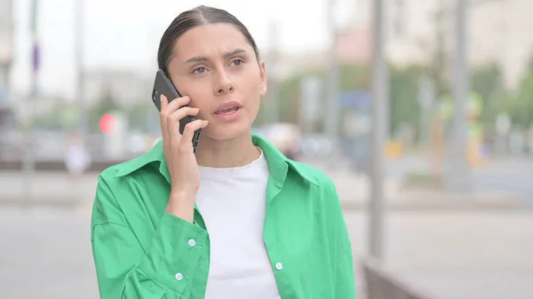 Angry Young Woman Talking Phone Outdoor — Foto Stock