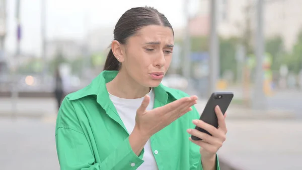Upset Young Woman Reacting Loss Smartphone Outdoor — 图库照片