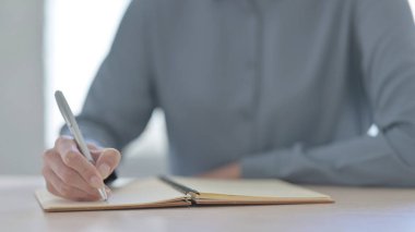 Mektup Yazan Yaratıcı Genç Kadının Kapanışı