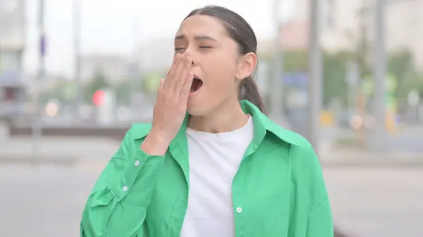 Portrait Sleepy Young Woman Yawning Outdoor — Stockfoto