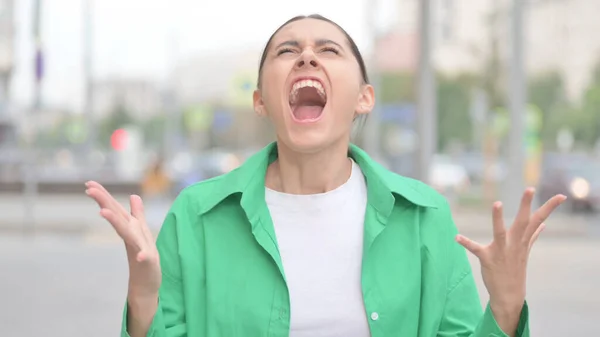 Angry Young Woman Screaming Frustration Outdoor — Photo