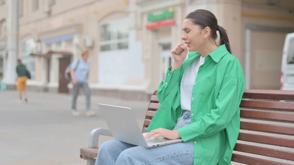 Βήχας Νεαρή Γυναίκα Χρησιμοποιώντας Φορητό Υπολογιστή Ενώ Κάθεται Εξωτερικό Χώρο — Φωτογραφία Αρχείου