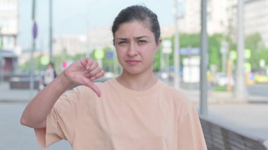 Genç Hintli Kadın Portresi Başparmakları Aşağı Gösteriyor