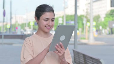 Ofiste Tablet kullanan Çekici Genç Hintli Kadın Portresi