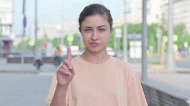 Kafasını Sallayan Genç Hintli Kadın Portresi İşaret Yok