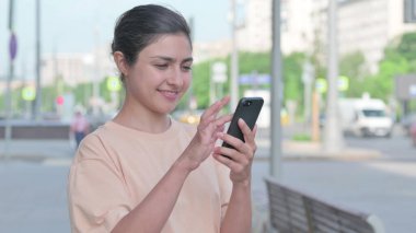 Akıllı telefon kullanan genç Hintli kadın portresi