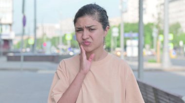 Diş ağrısı çeken hasta Hintli genç bir kadının portresi.