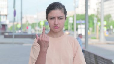 Genç Hintli Kadın Bağırıyor, Çığlık atıyor