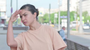 Etrafa bakan Afrikalı genç Hintli Kadın Aranıyor