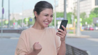 Smartphone 'da Kutlanan Genç Hintli Kadın Portresi