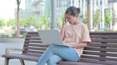 Genç Hintli kadın dizüstü bilgisayarla uğraşırken baş ağrısı çekiyor