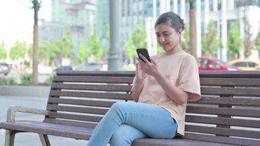 Akıllı Telefon kullanan Çekici Genç Hintli Kadın