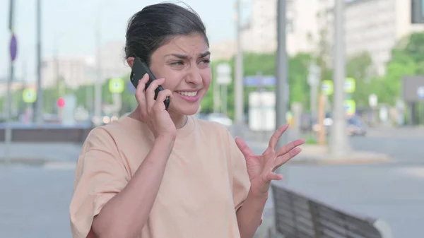 Arrabbiato Giovane Donna Indiana Parlando Telefono Durante Utilizzo Del Computer — Foto Stock