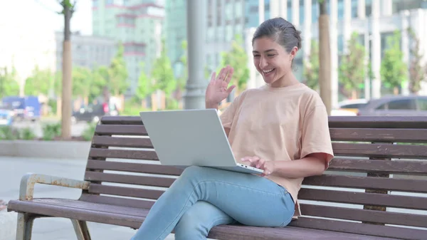 印度年轻女子在户外的笔记本电脑上通过视频通话 — 图库照片