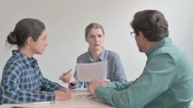 Gençler Toplantıda Projeyi Tartışıyor