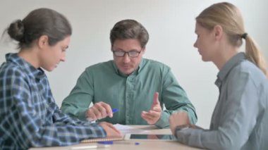 Toplantı sırasında Çok Irklı İnsanlar Projeyi Tartışıyor