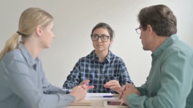 Toplantıda İşverenle Konuşan Hintli Kadın