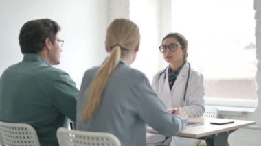 Genç Hintli Doktor Aileyle Konuşuyor