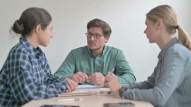 Toplantı ve Müzakerelerde Çok Irklı İnsanlar Konuşuyor