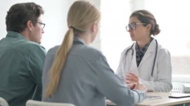 Genç Hintli Doktor Aileyle Konuşuyor