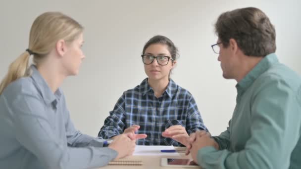 Die Inderin Gespräch Mit Arbeitgebern Während Eines Treffens — Stockvideo