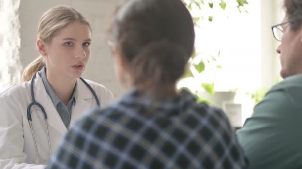 Médico Feminino Conversando Com Pacientes — Vídeo de Stock