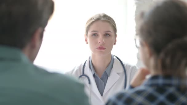 Acercamiento Doctora Hablando Con Los Pacientes — Vídeo de stock