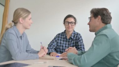 Toplantıda Oturan Konuşan Çok Irklı İnsanlar