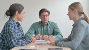 Toplantıda Çalışanlarla Konuşan Adam, Sıradan İş Adamları