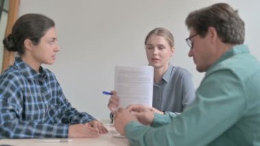 Toplantıda Konuşan Gençler, Evrak İşleri