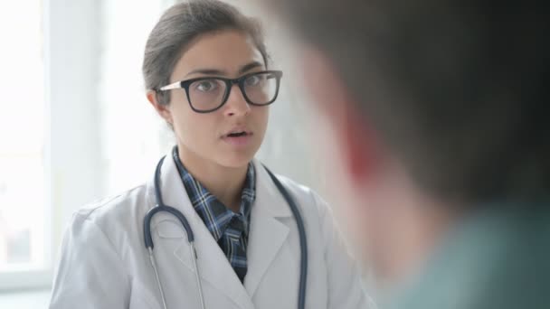 Jovem Médico Indiano Conversando Com Família — Vídeo de Stock