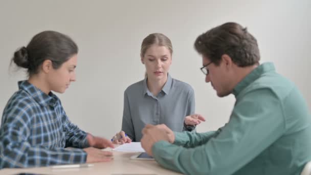 Den Arga Kvinnan Talar Mötet Diskussion — Stockvideo