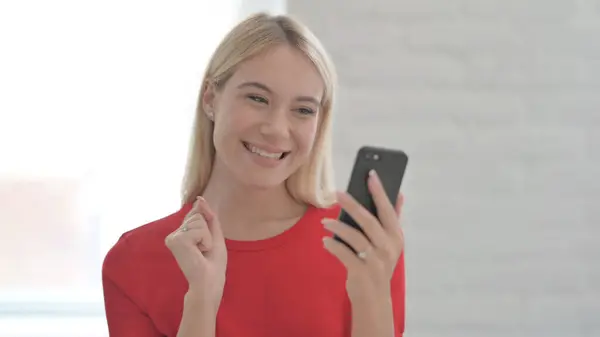 Young Woman Celebrating Online Success Smartphone — Stock Photo, Image