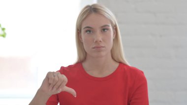 Başparmaklarını Aşağı gösteren Genç Kadın Portresi